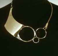 Neckpiece with 3 rings